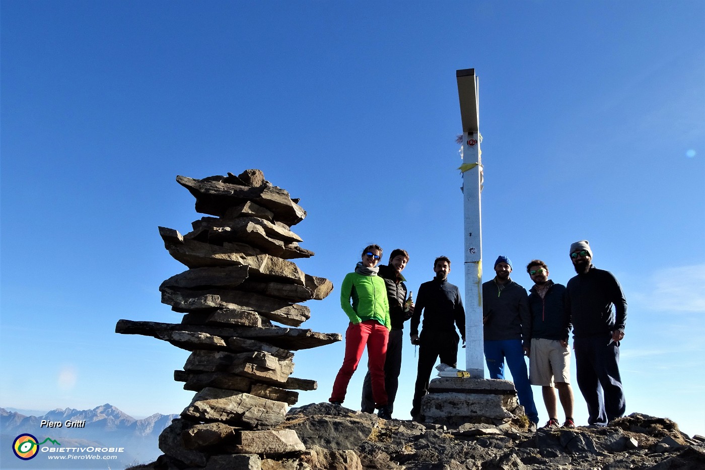 64 Gli amici M.U.L.A. alla croce di vetta di Cima Val Pianella-Piazzotti (2349 m).JPG -                                